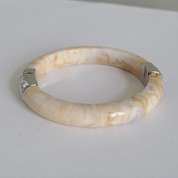 Vintage Jewelry - Vintage Boho Cream Chunky Resin Acrylic Hinged Silver Tone Bangle Bracelet